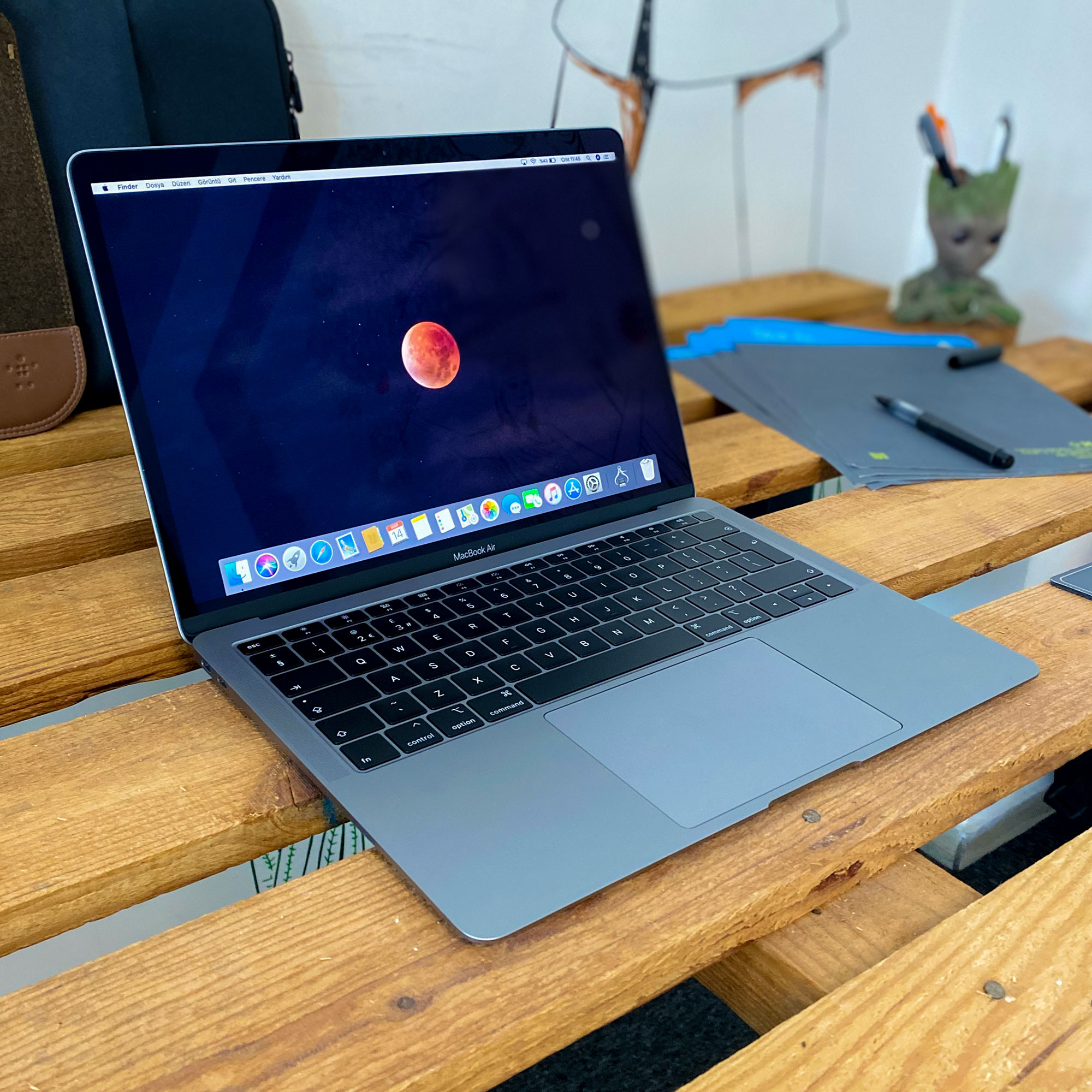 Space gray ноутбук. Макбук Air 13 Space Gray. Макбук Эйр 13 2019. MACBOOK Air 2019 Space Gray. MACBOOK Air 2020 серый космос.